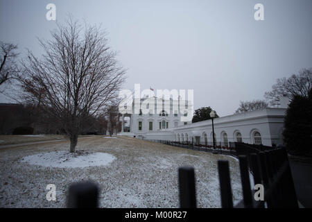 Washington, United States. 17 Jan, 2018. Das Weiße Haus ist nach leichter Schnee, Mittwoch, 17. Januar 2018 gesehen. Quelle: Michael Candelori/Alamy leben Nachrichten Stockfoto