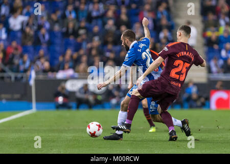 RCD Espanyol Mittelfeldspieler Sergi Darder (25) und FC Barcelona Verteidiger Thomas Vermaelen (25) Während des Spiels zwischen RCD Espanyol v FC Barcelona, für die Runde der 8 (1) der Schale des Königs, an RCDE Stadium am 17. Januar 2018 in Barcelona, Spanien gespielt. Stockfoto