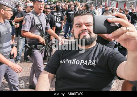 Sao Paulo, Brasilien. 17 Jan, 2018. Hunderte von Menschen mit Hörnern aus Protest gegen die neuen Zumutungen des Bürgermeister Joao DÃ³ria auf per Anhalter Anwendungen (UBER, CABIFY), sie fordern die Aufhebung der Auflösung 16, das erhöht die Anforderungen an den Betrieb der Anwendungen, sowie die Arbeit der Treiber in Sao Paulo Quelle: Dario Oliveira/ZUMA Draht/Alamy leben Nachrichten Stockfoto