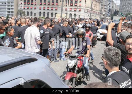 Sao Paulo, Brasilien. 17 Jan, 2018. Hunderte von Menschen mit Hörnern aus Protest gegen die neuen Zumutungen des Bürgermeister Joao DÃ³ria auf per Anhalter Anwendungen (UBER, CABIFY), sie fordern die Aufhebung der Auflösung 16, das erhöht die Anforderungen an den Betrieb der Anwendungen, sowie die Arbeit der Treiber in Sao Paulo Quelle: Dario Oliveira/ZUMA Draht/Alamy leben Nachrichten Stockfoto