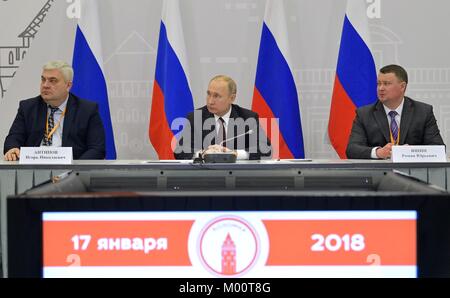 Kolomna, Russland. 17 Jan, 2018. Der russische Präsident Wladimir Putin Gastgeber ein Forum von kleinen Städten und historischen Siedlungen Januar 17, 2018 in Kolomna, Russland. Putin besucht die historische Stadt ländliche Entwicklung zu fördern und gleichzeitig den einzigartigen Charakter der traditionellen Dörfer. Credit: Planetpix/Alamy leben Nachrichten Stockfoto