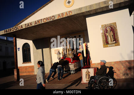 Malaga, Malaga, Spanien. 17 Jan, 2018. Menschen carriying eine Statue von San Anton außerhalb von San Anton Kirche in der Nachbarschaft von churriana. Das Fest von San Anton ist eine religiöse Tradition, die jedes Jahr in Spanien gefeiert wird mit allen Arten von Tieren für seine Besitzer in Richtung der Kirchen durchgeführt werden, der von einem Priester gesegnet wurden, suchen den Segen der Schutzpatron der Tiere: Jesus Merida/SOPA/ZUMA Draht/Alamy leben Nachrichten Stockfoto