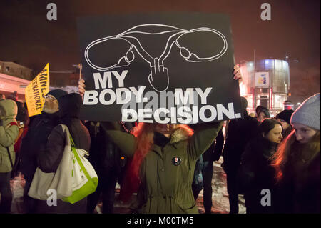 Danzig, Polen. 17 Jan, 2018. Frauen während der Schwarzen Protest gegen Abtreibung Verbot protestieren und anspruchsvollen reproduktive Rechte in Polen. Danzig, Polen. 17. Januar 2018 Credit: Wojciech Strozyk/Alamy leben Nachrichten Stockfoto