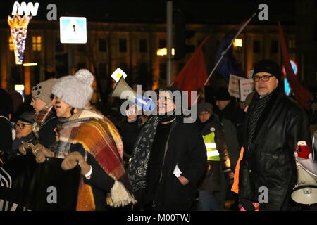 Warschau, Polen. 17 Jan, 2018. Frau schreit '' Zurück ihr Mandat geben und polnische Frauen'' Während des Protestes entschuldigen. Tausende Menschen haben die Straße in Warschau und mindestens 40 andere Lage zu Proteste gegen weitere Beschränkungen auf Abtreibung. Der Protest ist eine Antwort für eine Abstimmung im polnischen Parlament, bei der eine Rechnung, die die Abtreibung auch im Fall einer Beschädigung Fötus zu verbieten, die parlamentarische Kommission gesendet wurde. Die liberaler Bürger Projekt wurde abgelehnt. Credit: Ilona Berezowska/SOPA/ZUMA Draht/Alamy leben Nachrichten Stockfoto