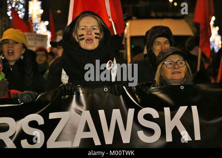 Warschau, Polen. 17 Jan, 2018. Frau schreit '' zurück Geben sie ihrem Mandat und während der Protest gegen die Abtreibung, die in Warschau, Polen Polnische Frauen'' entschuldigen. Tausende von Frauen nahmen die Straße in Warschau und mindestens 40 andere Lage zu Proteste gegen weitere Beschränkungen auf Abtreibung. Der Protest ist eine Antwort für eine Abstimmung im polnischen Parlament, bei der eine Rechnung, die die Abtreibung auch im Fall einer Beschädigung Fötus zu verbieten, die parlamentarische Kommission gesendet wurde. Die liberaler Bürger Projekt wurde abgelehnt. Credit: Ilona Berezowska/SOPA/ZUMA Draht/Alamy leben Nachrichten Stockfoto