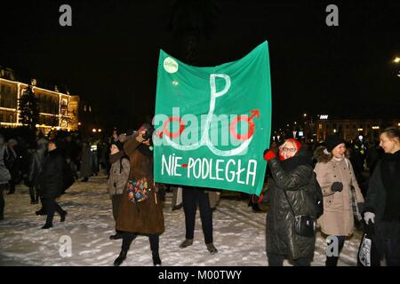 Warschau, Polen. 17 Jan, 2018. Frauen mit einem Banner mit einem Anker - ein Emblem der "Kämpfenden Polen''. Jetzt Polen unabhängig ist aber die polnischen Frauen fühlen, die Sie brauchen, um ihre Unabhängigkeit zu schützen. Tausende von Frauen nahmen die Straße in Warschau und mindestens 40 andere Lage zu Proteste gegen weitere Beschränkungen auf Abtreibung. Der Protest ist eine Antwort für eine Abstimmung im polnischen Parlament, bei der eine Rechnung, die die Abtreibung auch im Fall einer Beschädigung Fötus zu verbieten, die parlamentarische Kommission gesendet wurde. Die liberaler Bürger Projekt wurde abgelehnt. Credit: Ilona Berezowska/SOPA/ZUMA Draht/Alamy leben Nachrichten Stockfoto