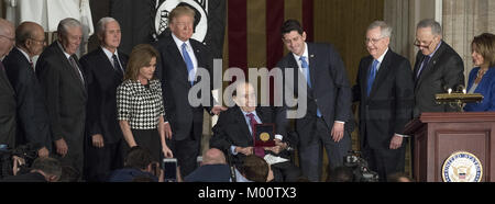 Washington, USA. 17 Jan, 2018. Sprecher des United States House Paul Ryan (Republikaner für Wisconsin) präsentiert der Congressional Gold Medal, das dem ehemaligen US-Senator Bob Dole (Republikaner für Kansas) in der Rotunde des US Capitol am Mittwoch, 17. Januar 2017. Kongress beauftragt Goldmedaillen als seinen höchsten Ausdruck der nationalen Anerkennung für herausragende Leistungen und Beiträge. Credit: ZUMA Press, Inc./Alamy leben Nachrichten Stockfoto