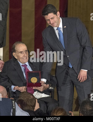 Washington, USA. 17 Jan, 2018. Sprecher des United States House Paul Ryan (Republikaner für Wisconsin), rechts, stellt der Congressional Gold Medal, das dem ehemaligen US-Senator Bob Dole (Republikaner von Kansas), links, in der Rotunde des US Capitol am Mittwoch, 17. Januar 2017. Kongress beauftragt Goldmedaillen als seinen höchsten Ausdruck der nationalen Anerkennung für herausragende Leistungen und Beiträge. Credit: ZUMA Press, Inc./Alamy leben Nachrichten Stockfoto