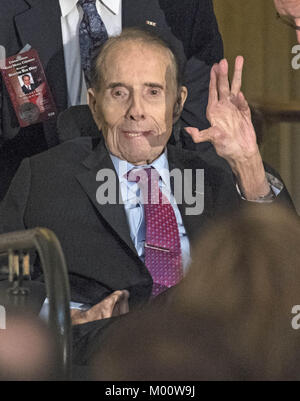 Washington, USA. 17 Jan, 2018. Der ehemalige US-Senator Bob Dole (Republikaner für Kansas) kommt für eine Kongreßgoldmedaille Zeremonie in seiner Ehre, dass auch von US-Präsident Donald J. Trumpf in der Rotunde des US Capitol am Mittwoch, 17. Januar 2017 besucht wird. Kongress beauftragt Goldmedaillen als seinen höchsten Ausdruck der nationalen Anerkennung für herausragende Leistungen und Beiträge. Credit: ZUMA Press, Inc./Alamy leben Nachrichten Stockfoto