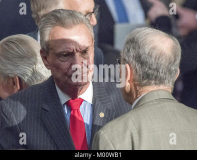 Washington, USA. 17 Jan, 2018. Der ehemalige US-Senator John breaux (Demokrat von Louisiana) spricht mit US-Senator Chuck Grassley (Republikaner von Iowa) vor der Ankunft von US-Präsident Donald J. Trumpf, da Sie besuchen eine Kongreßgoldmedaille Zeremonie zu Ehren der ehemalige US-Senator Bob Dole (Republikaner für Kansas) in der Rotunde des US Capitol am Mittwoch, 17. Januar 2017. Kongress beauftragt Goldmedaillen als seinen höchsten Ausdruck der nationalen Anerkennung für herausragende Leistungen und Beiträge. Credit: ZUMA Press, Inc./Alamy leben Nachrichten Stockfoto