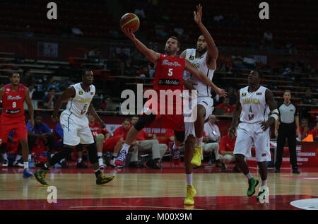 Caracas, Distrito Capital, Venezuela. 2. Sep 2013. September 01, 2013. Der player Jose Barea (vorne) von Puerto Rico, versucht zu zählen, vor den Schikanen der Spieler Jerome Jordanien (2-d). Beachten Sie Dylan Howell (i) und Patrick Ewing (2nd-i) von Jamaika und Richard Chaney (i) von Puerto Rico, während des Spiels in der ersten Phase des FIBA Americas Basketball pre Wm 2013 in Caracas, Venezuela. Foto: Juan Carlos Hernandez Credit: Juan Carlos Hernandez/ZUMA Draht/Alamy leben Nachrichten Stockfoto