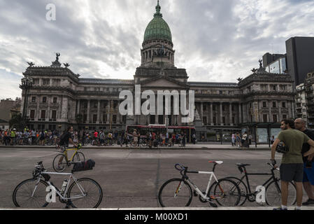 Int. 17 Jan, 2018. 2018, 17. Januar, Buenos Aires, Argentinien. - Radfahrer ein tolles Bike organisieren - Fahrt von National Congress Plaza de Mayo (Rechteckig), weil drei Radfahrer wurden mit dem Bus in Buenos Aires die ersten Tage des Januar (3., 4. und 10. Januar), und die Nachfrage nach Sicherheit im Straßenverkehr getötet und Laufen. Credit: Julieta Ferrario/ZUMA Draht/Alamy leben Nachrichten Stockfoto