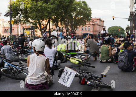 Int. 17 Jan, 2018. 2018, 17. Januar, Buenos Aires, Argentinien. - Radfahrer ein tolles Bike organisieren - Fahrt von National Congress Plaza de Mayo (Rechteckig), weil drei Radfahrer wurden mit dem Bus in Buenos Aires die ersten Tage des Januar (3., 4. und 10. Januar), und die Nachfrage nach Sicherheit im Straßenverkehr getötet und Laufen. Credit: Julieta Ferrario/ZUMA Draht/Alamy leben Nachrichten Stockfoto