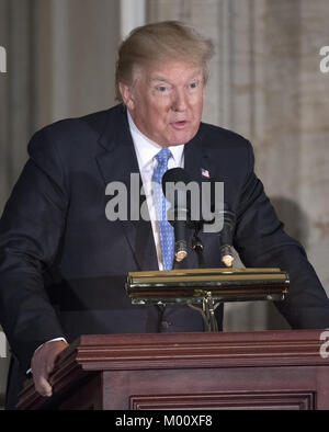 Januar 17, 2018 - Washington, District of Columbia, Vereinigte Staaten von Amerika - United States President Donald J. Trumpf macht bei einer Kongreßgoldmedaille Zeremonie zu Ehren der ehemalige US-Senator Bob Dole (Republikaner für Kansas) in der Rotunde des US Capitol am Mittwoch, 17. Januar 2017. Kongress beauftragt Goldmedaillen als seinen höchsten Ausdruck der nationalen Anerkennung für herausragende Leistungen und Beiträge. Dole serviert im Kongreß von 1961 bis 1996, war der Senat GOP Führer von 1985 bis 1996, und war die Republikanische Partei nominierte 1996 für Präsident der Unite Stockfoto