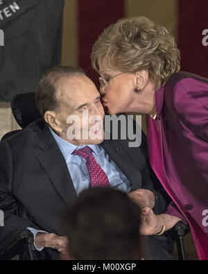 Januar 17, 2018 - Washington, District of Columbia, Vereinigte Staaten von Amerika - der ehemalige US-Senator Elizabeth Dole (Republikaner von North Carolina) küsst ihr Ehemann, ehemaliger US-Senator Bob Dole (Republikaner von Kansas) nachdem sie bei einer Zeremonie in der Congressional Gold Medal ehren, der auch vom US-Präsidenten Donald J. Trumpf in der Rotunde des US Capitol am Mittwoch, 17. Januar 2017 besucht wird. Kongress beauftragt Goldmedaillen als seinen höchsten Ausdruck der nationalen Anerkennung für herausragende Leistungen und Beiträge. Dole serviert im Kongreß von 1961 bis 1996 Stockfoto