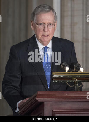 Januar 17, 2018 - Washington, District of Columbia, Vereinigte Staaten von Amerika - United States Mehrheitsführer im Senat, Mitch McConnell (Republikaner von Kentucky) macht die Führung bei einer Kongreßgoldmedaille Zeremonie zu Ehren der ehemalige US-Senator Bob Dole (Republikaner für Kansas), die auch von US-Präsident Donald J. Trumpf in der Rotunde des US Capitol am Mittwoch, 17. Januar 2017 besucht wurde. Kongress beauftragt Goldmedaillen als seinen höchsten Ausdruck der nationalen Anerkennung für herausragende Leistungen und Beiträge. Dole im Kongress diente von 1961 bis 1996, war der Senat Stockfoto