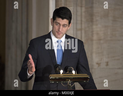 Januar 17, 2018 - Washington, District of Columbia, Vereinigte Staaten von Amerika - Der Sprecher der US-Repräsentantenhaus Paul Ryan (Republikaner für Wisconsin) macht die Führung bei einer Kongreßgoldmedaille Zeremonie zu Ehren der ehemalige US-Senator Bob Dole (Republikaner für Kansas) in der Rotunde des US Capitol am Mittwoch, 17. Januar 2017. Kongress beauftragt Goldmedaillen als seinen höchsten Ausdruck der nationalen Anerkennung für herausragende Leistungen und Beiträge. Dole serviert im Kongreß von 1961 bis 1996, war der Senat GOP Führer von 1985 bis 1996, und Stockfoto