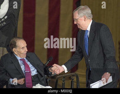 Januar 17, 2018 - Washington, District of Columbia, Vereinigte Staaten von Amerika - United States Mehrheitsführer im Senat, Mitch McConnell (Republikaner für Kentucky), rechts, schüttelt Hände mit dem ehemaligen US-Senator Bob Dole (Republikaner von Kansas), Links, bevor Sie bei einer Kongreßgoldmedaille Zeremonie zu Ehren Dole, die auch von US-Präsident Donald J. Trumpf in der Rotunde des US Capitol am Mittwoch, 17. Januar 2017 besucht wurde. Kongress beauftragt Goldmedaillen als seinen höchsten Ausdruck der nationalen Anerkennung für herausragende Leistungen und Beiträge. Dole serviert im Kongress f Stockfoto