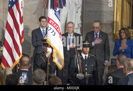 Januar 17, 2018 - Washington, District of Columbia, Vereinigte Staaten von Amerika - Von links nach rechts: Sprecher des Repräsentantenhaus Republikaner von Paul Ryan (Wisconsin), USA Mehrheitsführer im Senat, Mitch McConnell (Republikaner von Kentucky), US-Senat Minderheit Leader Chuck Schumer (Demokrat von New York) und uns Hausminoritätführer Nancy Pelosi (Demokrat aus Kalifornien) stehen für die Nationalhymne zu einem Kongreßgoldmedaille Zeremonie zu Ehren der ehemalige US-Senator Bob Dole (Republikaner für Kansas), die auch von US-Präsident Donald J. Trumpf in der Rotunde des US Cap besucht wurde links Stockfoto