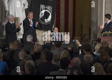 Januar 17, 2018 - Washington, District of Columbia, Vereinigte Staaten von Amerika - United States President Donald J. Trumpf applaudiert, als er besucht eine Kongreßgoldmedaille Zeremonie zu Ehren der ehemalige US-Senator Bob Dole (Republikaner für Kansas) in der Rotunde des US Capitol am Mittwoch, 17. Januar 2017. Kongress beauftragt Goldmedaillen als seinen höchsten Ausdruck der nationalen Anerkennung für herausragende Leistungen und Beiträge. Dole serviert im Kongreß von 1961 bis 1996, war der Senat GOP Führer von 1985 bis 1996, und war die Republikanische Partei nominierte 1996 für Präsident der Stockfoto