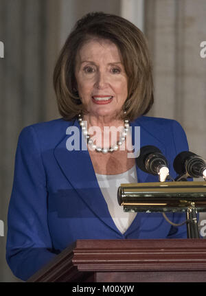 Januar 17, 2018 - Washington, District of Columbia, Vereinigte Staaten von Amerika - United States Hausminoritätführer Nancy Pelosi (Demokrat aus Kalifornien) macht die Führung bei einer Kongreßgoldmedaille Zeremonie zu Ehren der ehemalige US-Senator Bob Dole (Republikaner für Kansas), die auch von US-Präsident Donald J. Trumpf in der Rotunde des US Capitol am Mittwoch, 17. Januar 2017 besucht wurde. Kongress beauftragt Goldmedaillen als seinen höchsten Ausdruck der nationalen Anerkennung für herausragende Leistungen und Beiträge. Dole im Kongress diente von 1961 bis 1996, war der Senat GOP Stockfoto