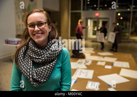 Philadelphia, Pennsylvania, USA. 17 Jan, 2018. Communications Director, Molly Stieber, vier unserer Zukunft PA steht innerhalb der Gemeinschaft Raum an der Taller Puertorriqueño. Molly ist begeistert über die Aufregung über die Frauen März in die Mitte zu errichten - Wahlen im Jahr 2018. 17. Januar 2018. Quelle: Christopher Evens/Alamy leben Nachrichten Stockfoto