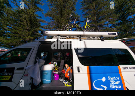 Glenelg, South Australia, Australien. 18 Jan, 2018. Mitchelton Scott team Bus zu Beginn der Stufe 3, Glenelg nach Victor Harbor, der Tour Down Under, Australien am 18. Januar 2018 Credit: Gary Francis/ZUMA Draht/Alamy leben Nachrichten Stockfoto