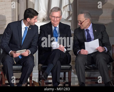 Der Sprecher des US-Repräsentantenhaus Paul Ryan (Republikaner für Wisconsin) spricht mit US-Senat Minderheit Leader Chuck Schumer (Demokrat von New York), rechts, als uns Mehrheitsführer im Senat, Mitch McConnell (Republikaner für Kentucky), Mitte, hört während einer Kongreßgoldmedaille Zeremonie zu Ehren der ehemalige US-Senator Bob Dole (Republikaner für Kansas), die auch von US-Präsident Donald J. Trumpf in der Rotunde des US Capitol am Mittwoch, 17. Januar 2017 besucht wurde. Kongress beauftragt Goldmedaillen als seinen höchsten Ausdruck der nationalen Anerkennung für herausragende achievem Stockfoto