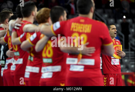 Zagreb, Kroatien. 17 Jan, 2018. Mazedonien Spieler singen ihre Hymne kurz im Vorfeld der Handball Europameisterschaft Match zwischen Deutschland und Mazedonien in der Arena in Zagreb, Kroatien, 17. Januar 2018. Credit: Monika Skolimowska/dpa-Zentralbild/dpa/Alamy leben Nachrichten Stockfoto