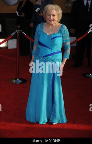 Datei: Los Angeles, USA. 23. Jan 2010. Schauspielerin Betty White kommt an der 16. jährlichen Screen Actors Guild Awards im Shrine Auditorium am 23. Januar 2010 in Los Angeles, Kalifornien Personen: Betty White Credit: Stürme Media Group/Alamy leben Nachrichten Stockfoto