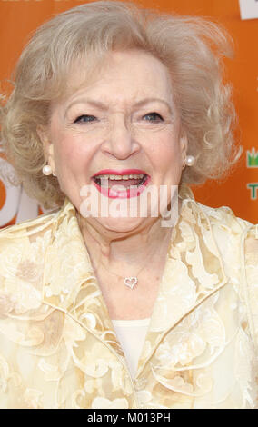Datei: Universal City, Kalifornien, USA. 19 Feb, 2012. Betty White kommt an der 'Dr. 1406-1454 "lorax" Los Angeles Premiere in den Universal Studios Hollywood am 19. Februar in Universal City, Kalifornien 2012. Personen: Betty White People: Valerie Bertinelli Betty White Credit: Stürme Media Group/Alamy leben Nachrichten Stockfoto