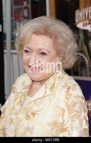 Datei: Universal City, Kalifornien, USA. 19 Feb, 2012. Betty White kommt an der 'Dr. 1406-1454 "lorax" Los Angeles Premiere in den Universal Studios Hollywood am 19. Februar in Universal City, Kalifornien 2012. Personen: Betty White People: Valerie Bertinelli Betty White Credit: Stürme Media Group/Alamy leben Nachrichten Stockfoto