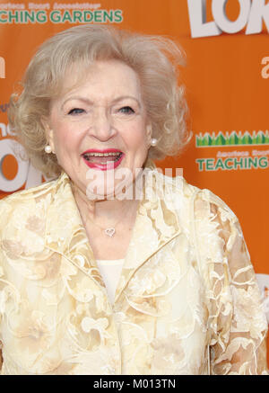 Datei: Universal City, Kalifornien, USA. 19 Feb, 2012. Betty White kommt an der 'Dr. 1406-1454 "lorax" Los Angeles Premiere in den Universal Studios Hollywood am 19. Februar in Universal City, Kalifornien 2012. Personen: Betty White People: Valerie Bertinelli Betty White Credit: Stürme Media Group/Alamy leben Nachrichten Stockfoto