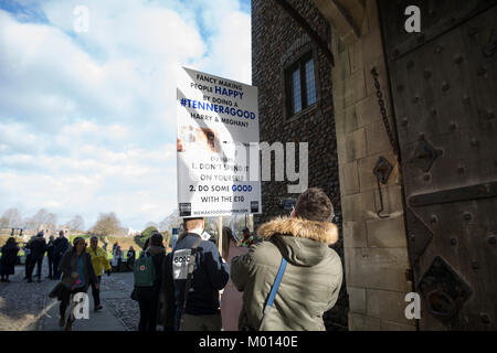 Cardiff, Wales, UK. 18 Jan, 2018. Begeisterten Fans kommen mit Fahnen und schildern, wie sie für die Ankunft der Prinzen Harry und Ms Meghan Markle warten, da sie das Schloss von Cardiff besuchen. Credit: Sian Reekie/Alamy leben Nachrichten Stockfoto