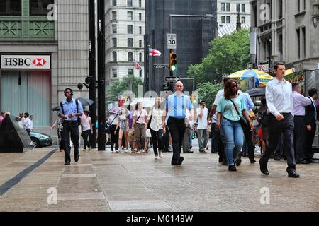 NEW YORK - Juli 2: Menschen eilig in Lower Manhattan am 2. Juli 2013 in New York. Fast 19 Millionen Menschen leben in New York City metropolitan area. Stockfoto