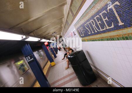 NEW YORK - 4. JULI: Menschen bei 23 Street U-Bahn Station warten, am 4. Juli 2013 in New York. Mit 1,67 Milliarden Euro jährliche Fahrten, New York City U-Bahn ist die Stockfoto