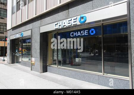 NEW YORK - Juli 4: Chase Bank Filiale am 4. Juli 2013 in New York. JPMorgan Chase Bank ist eine der vier großen Banken der USA. Es hat 5.100 Niederlassungen und 16. Stockfoto