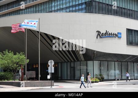 CHICAGO - 26. Juni: Menschen gehen vorbei Radisson Blu Hotel am 26. Juni 2013 in Chicago. Radisson Hotels ist eine große, internationale Hotelkette mit 420 Hote Stockfoto