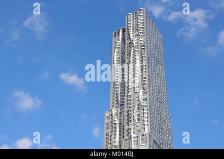 NEW YORK - Juli 4:8 Fichte Straße Wolkenkratzer (alias Beekman Tower) am 4. Juli 2013 in New York. Das Gebäude von 265 m ist der 12. höchste Wohnhaus Stockfoto