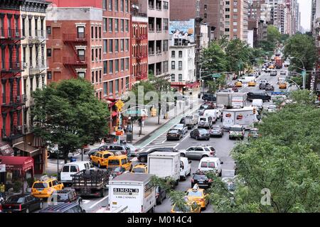 NEW YORK - Juli 3: Leute fahren in dichtem Verkehr entlang 1st Avenue am 3. Juli 2013 in New York. New York ist unter den verkehrsreichsten Städte in Amerika. In Stockfoto