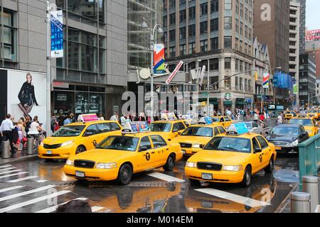 NEW YORK - Juli 3: Leute fahren gelbe Taxis entlang der 8th Avenue am 3. Juli 2013 in New York. Ab 2012 waren 13,237 gelbe Taxis registriert Stockfoto