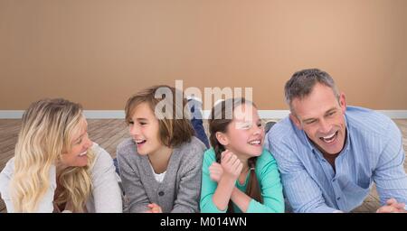 Familie zusammen lachen Spaß mit orange Wand im Zimmer Stockfoto