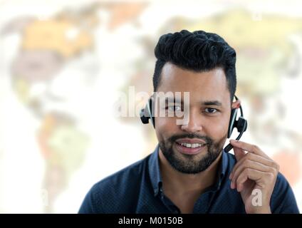 Reisebüro Mann mit Headset vor der Welt Karte Stockfoto