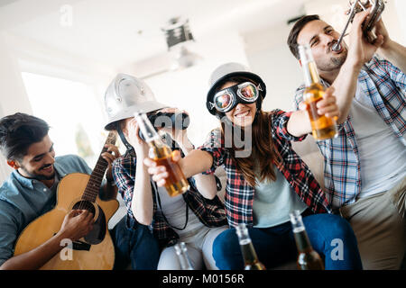 Junge Schüler und Freunde feiern Ahd Spaß beim Trinken Stockfoto