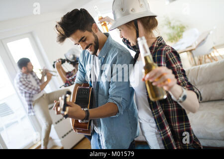 Junge Schüler und Freunde feiern Ahd Spaß beim Trinken Stockfoto