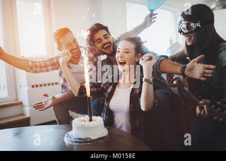 Junge Gruppe der glücklichen Freunde feiern Geburtstag Stockfoto