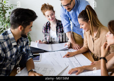 Gruppe von Architekten und Designern arbeiten und Mitarbeit am Projekt Stockfoto