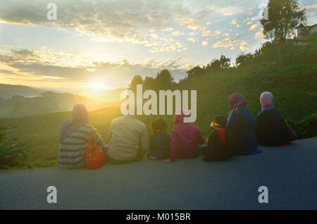 Unbekannte Personen sind, genießen Sie den Sonnenaufgang am Tee Plantage in Cameron Highland, Pahang, Malaysia Stockfoto