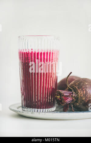 Frische Morgen Smoothie detox Rote Beete im Glas, weißem Hintergrund Stockfoto