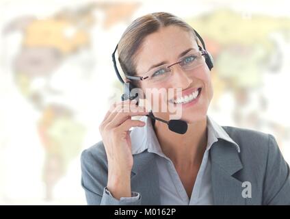 Reisebüro Frau das Headset vor der Welt Karte Stockfoto